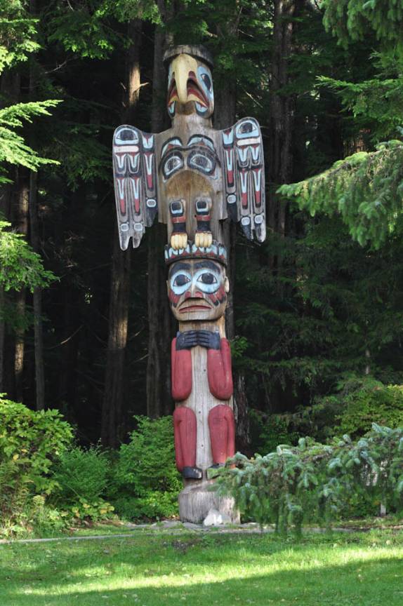 Exposição de totens Tinglits e Haidas, em parque de Ketchikan, no sudeste do Alaska